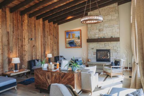 a living room filled with furniture and a fireplace at Sage Lodge in Pray