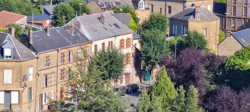 une vue aérienne d'un bâtiment dans une ville dans l'établissement Superbe loft neuf - 1 chambre- face au Château, à Sedan