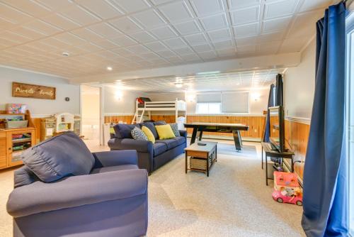 Χώρος καθιστικού στο Pet-Friendly Home with Hot Tub Near Cranmore!