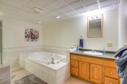 Ένα μπάνιο στο Pet-Friendly Home with Hot Tub Near Cranmore!