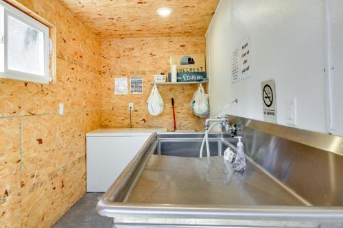 eine Küche mit einer Spüle aus Edelstahl und einer Theke in der Unterkunft Detroit Lakes Cabin Rental on Long Lake! in Detroit Lakes