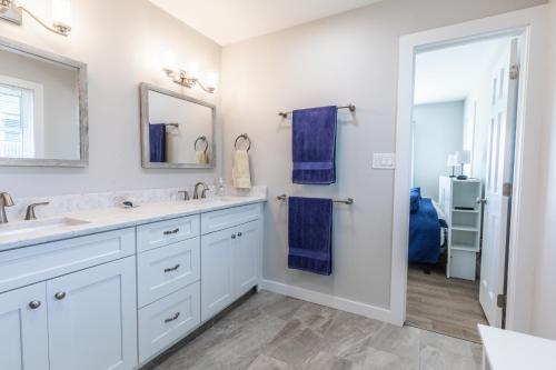 een badkamer met 2 wastafels en een spiegel bij 1517 - Drift Inn by Resort Realty in Corolla