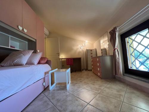 um quarto com uma cama branca e uma janela em Matiseahouse em Massa