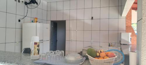eine Küchentheke mit einem Obstkorb darauf in der Unterkunft Rancho peixe grande in Sao Miguel do Araguaia