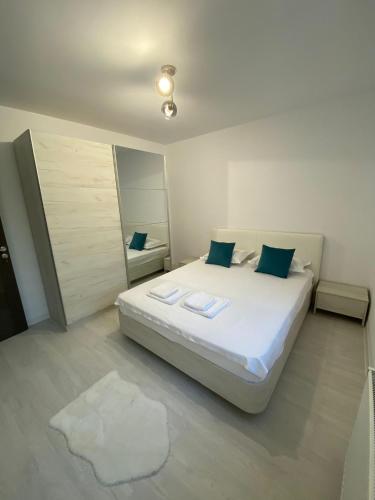 Un pat sau paturi într-o cameră la VD Apartament 2