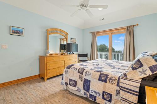Una cama o camas en una habitación de 1528 - Sound and Color by Resort Realty