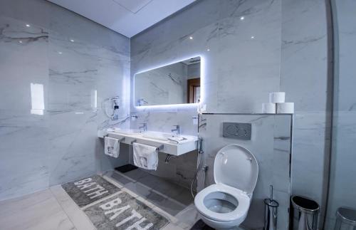 La salle de bains est pourvue de toilettes, d'un lavabo et d'un miroir. dans l'établissement Villa HAW Marrakech, à Marrakech