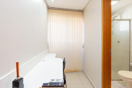 een trap in een badkamer met een toilet en een wastafel bij Conforto e Praticidade no Alto da Glória ESP2906 in Goiânia