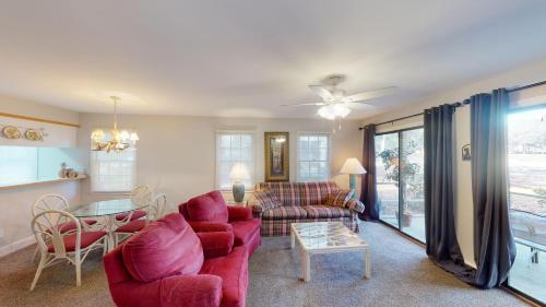 Χώρος καθιστικού στο Cozy One Bed Suite at Pawleys Plantation