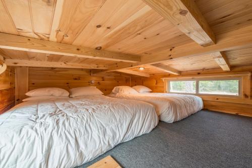Tempat tidur dalam kamar di Great Escapes RV Resort Bryan College Station