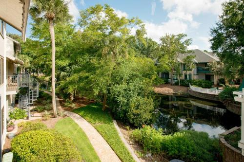 Κήπος έξω από το Springwood Villas 103