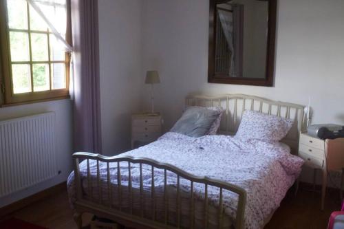 1 dormitorio con cama, espejo y ventana en Maison entière avec piscine chauffée 4p, en Brétigny