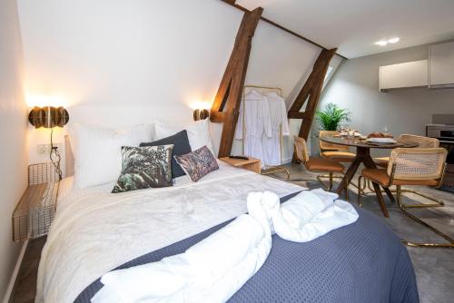 um quarto com uma cama grande e uma mesa em New Family top floor apartment Utopia 10min to Rotterdam central city app5 em Schiedam