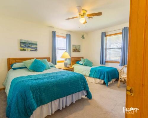 - une chambre avec 2 lits et un ventilateur de plafond dans l'établissement 7102 - Sweet Haven by Resort Realty, à Waves