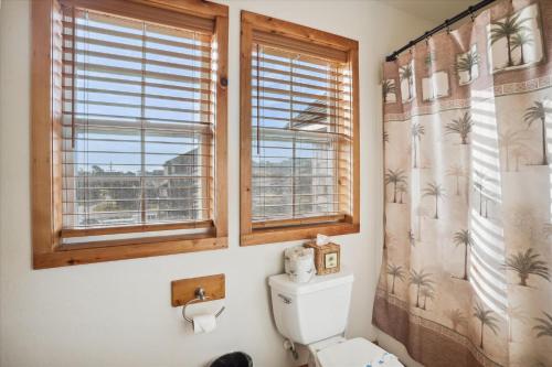 La salle de bains est pourvue de toilettes et d'une fenêtre. dans l'établissement 7130 - Sunset Breeze by Resort Realty, à Waves