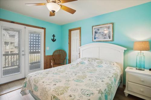 - une chambre avec un lit et un ventilateur de plafond dans l'établissement 7130 - Sunset Breeze by Resort Realty, à Waves