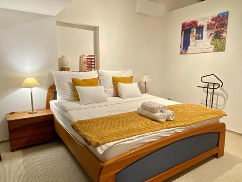 1 dormitorio con 1 cama grande y toallas. en Studio Apartment Nagykovácsi en Nagykovácsi
