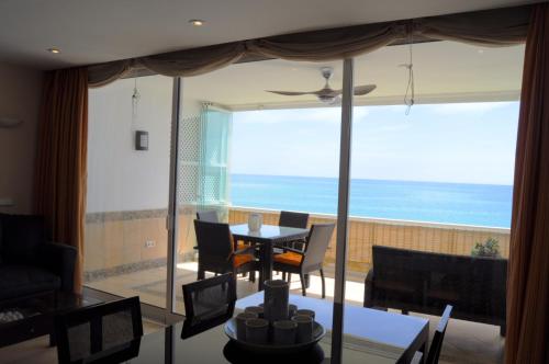 Magnificent Front Sea Views Apartment