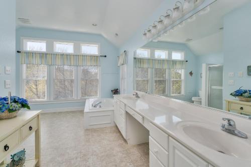 La salle de bains est pourvue de 2 lavabos et d'un grand miroir. dans l'établissement 7134 - Its A Wonderful Life by Resort Realty, à Waves