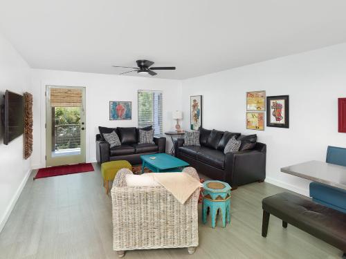 uma sala de estar com um sofá e uma mesa em Folly Vacation Great Location, Super Cute & Spacious Apt B em Folly Beach