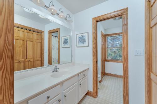 La salle de bains est pourvue d'un lavabo et d'un miroir. dans l'établissement 7135 - Our Blue Haven by Resort Realty, à Waves