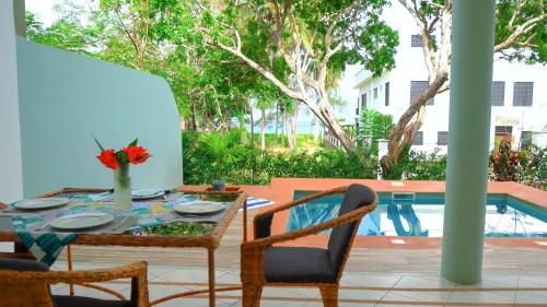 The swimming pool at or close to The Pool House & The Colobus House Bella Seaview Diani Beach Kenya