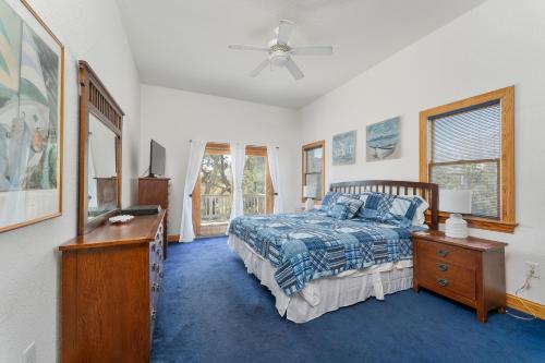 - une chambre avec un lit, une commode et des fenêtres dans l'établissement 7135 - Our Blue Haven by Resort Realty, à Waves