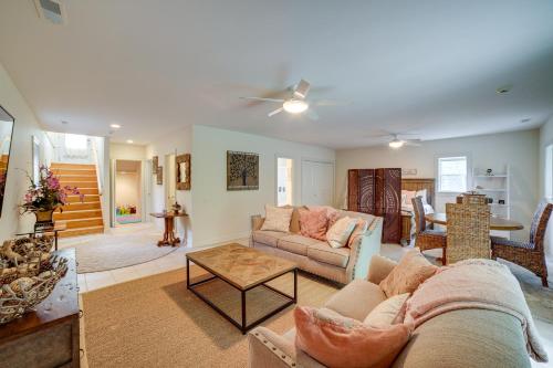 ein Wohnzimmer mit einem Sofa und einem Tisch in der Unterkunft Gary Vacation Rental Less Than 1 Mi to Indiana Dunes NP! in Gary