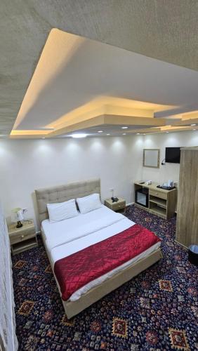 sypialnia z dużym łóżkiem w pokoju w obiekcie Petra Peace Town w mieście Wadi Musa