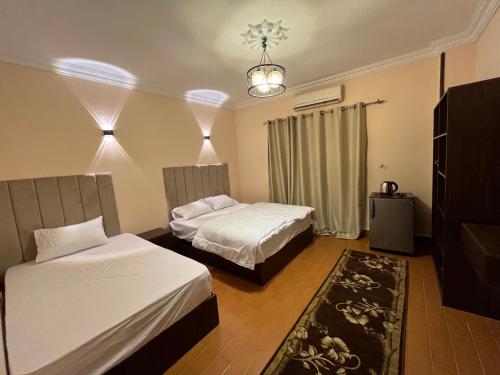 Posteľ alebo postele v izbe v ubytovaní Badr pyramids inn