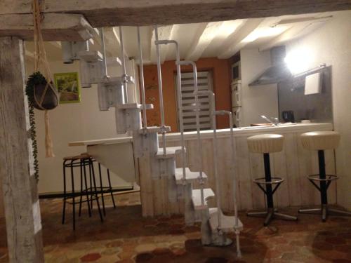 una cocina con una escalera en el medio de una habitación en gitesevin F3B, 