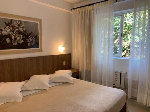 Katil atau katil-katil dalam bilik di Hotel La Ponsa Itatiaia