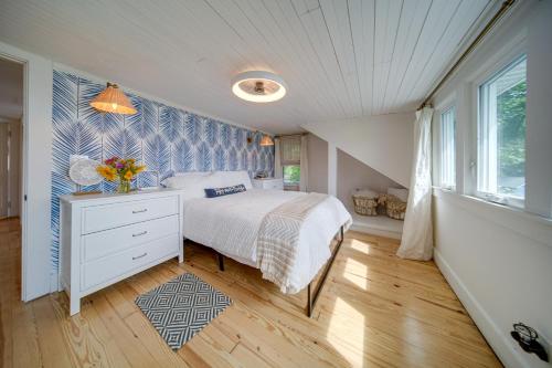 ein Schlafzimmer mit einem weißen Bett und einem Fenster in der Unterkunft Lakefront NY Getaway with Boat Dock and Kayak! 