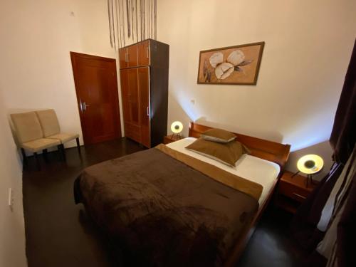 sypialnia z łóżkiem i krzesłem w obiekcie Best Location in the Heart of the City, 2 bedrooms, 2 bathrooms w Budapeszcie