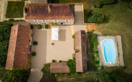 una vista aérea de una casa con piscina en le Domaine du Trouiller en Cendrieux