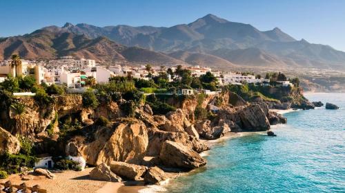 vista su una città su una spiaggia rocciosa di Casa Virginia entre mar y montaña a La Paz