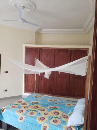 a bedroom with a bed with a mosquito net on it at Agimdeluxe in Abomey-Calavi