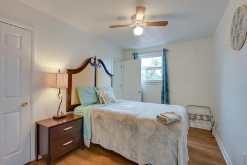 1 dormitorio con 1 cama y ventilador de techo en Capitol Heights Home about 6 Mi to National Mall!, en Capitol Heights