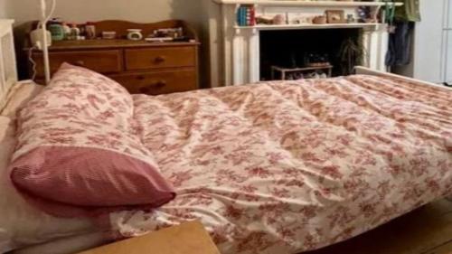 um quarto com uma cama com um edredão floral em Chalet Platte Solden em Sölden