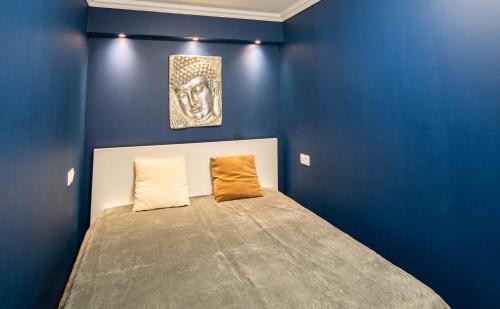 Een bed of bedden in een kamer bij Free parking Práter Apartment, fast Wi-Fi, AC, TV
