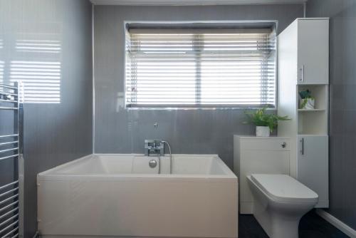 Ένα μπάνιο στο 5 Bedroom Detached Beach House Poole