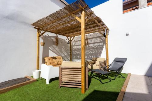 a gazebo with chairs and a table at Charming townhouse with air conditioning in Anglet - Welkeys in Anglet