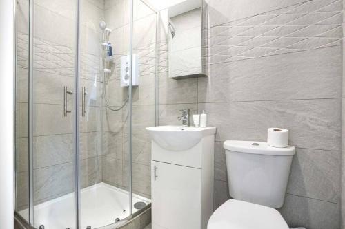 a bathroom with a toilet and a shower and a sink at Central Buckingham Apartment #3 with Free Parking, Pool Table, Fast Wifi and Smart TV with Netflix by Yoko Property in Buckingham