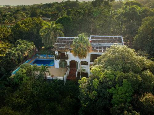 an aerial view of a house with a swimming pool at Sotovocce Casa Campestre in Turbaco