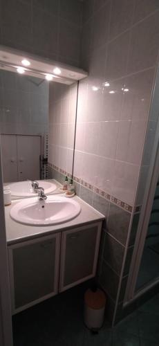 a bathroom with a sink and a mirror at L'appart Le Plein Sud - Superdévoluy - Appartement T2 lumineux sur le front de neige in Le Dévoluy