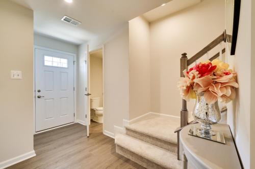 un corridoio con un vaso di fiori su un tavolo di Spacious Hedgesville Retreat about 5 Mi to Golf Course a Hedgesville