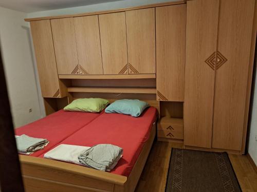 1 dormitorio con 1 cama con 2 almohadas en Lantana ex Villa Americana, en Karlobag