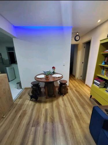 um quarto com uma mesa e cadeiras num quarto em Apt Rústico Maravilhoso em Vitória da Conquista