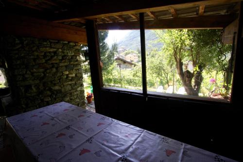 シャティヨンにあるRelais Des Elfesの木を望む窓付きの部屋