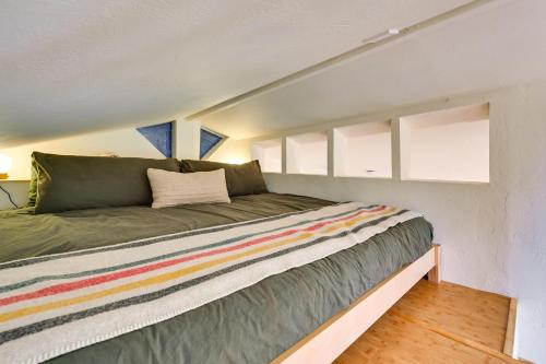 Cama grande en habitación con paredes blancas en Pet Friendly Flagstaff Studio Cabin with Patio, en Flagstaff
